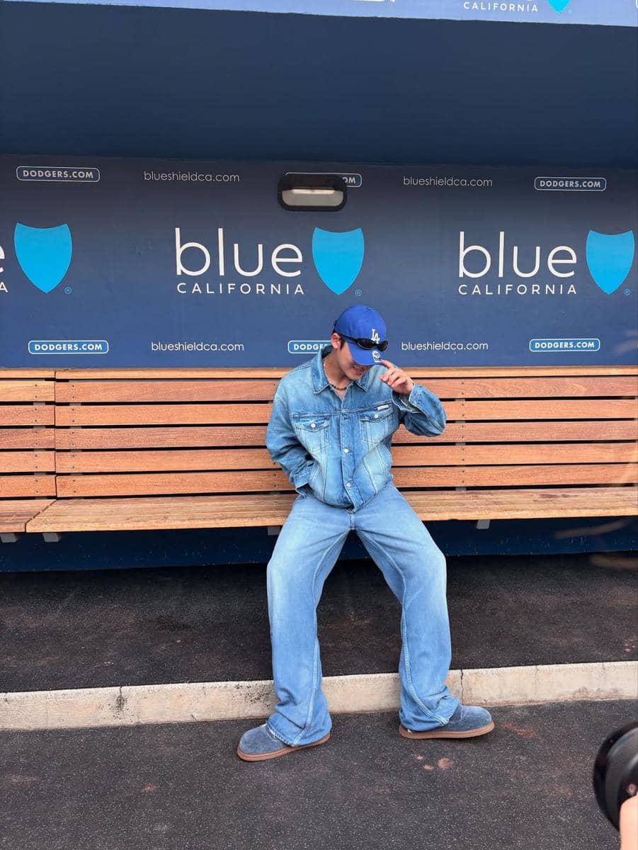 Mingyu Seventeen mengenakan baseball cap