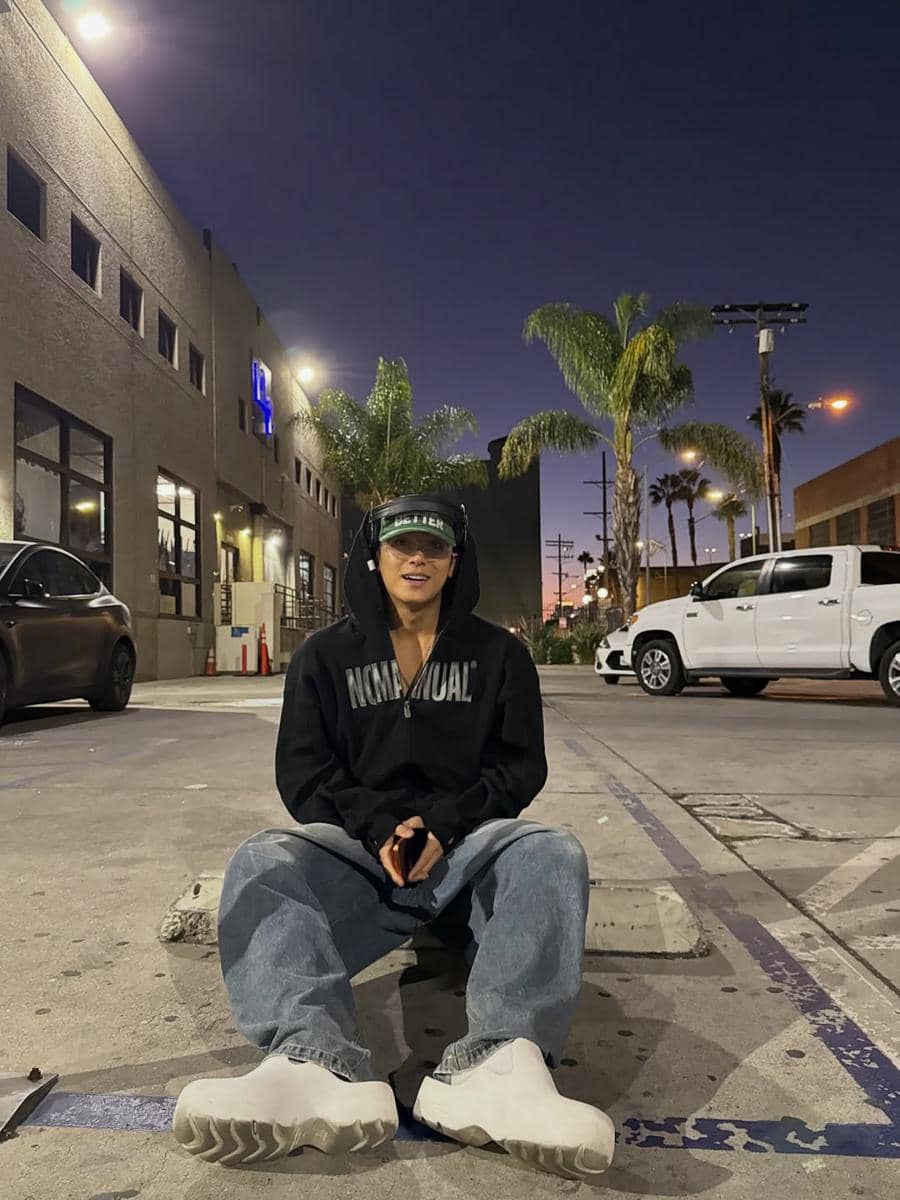 Mingyu Seventeen mengenakan baseball cap