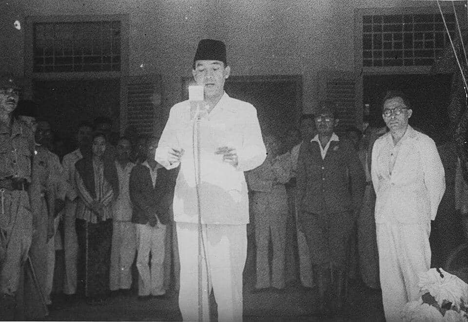 potret Ir Soekarno ketika membacakan proklamasi kemerdekaan Indonesia