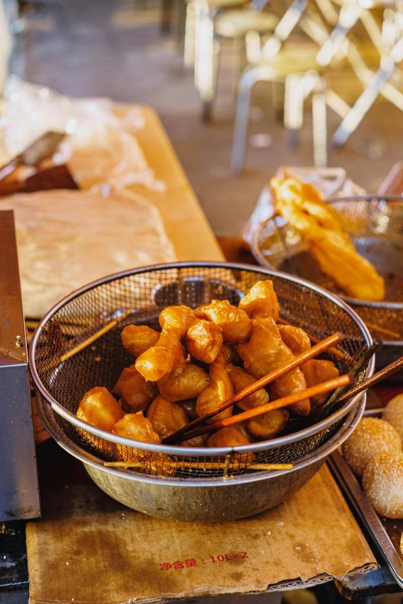 ilustrasi menggoreng adonan