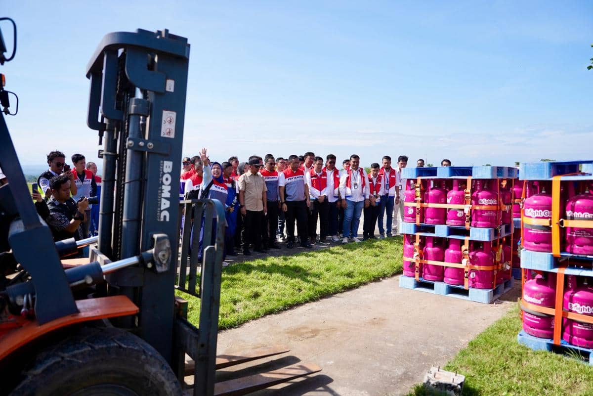 Direktur Utama Pertamina Simon Aloysius Mantiri mengawal pengiriman gas LPG di Bandar Udara Malikussaleh (dok.Pertamina)