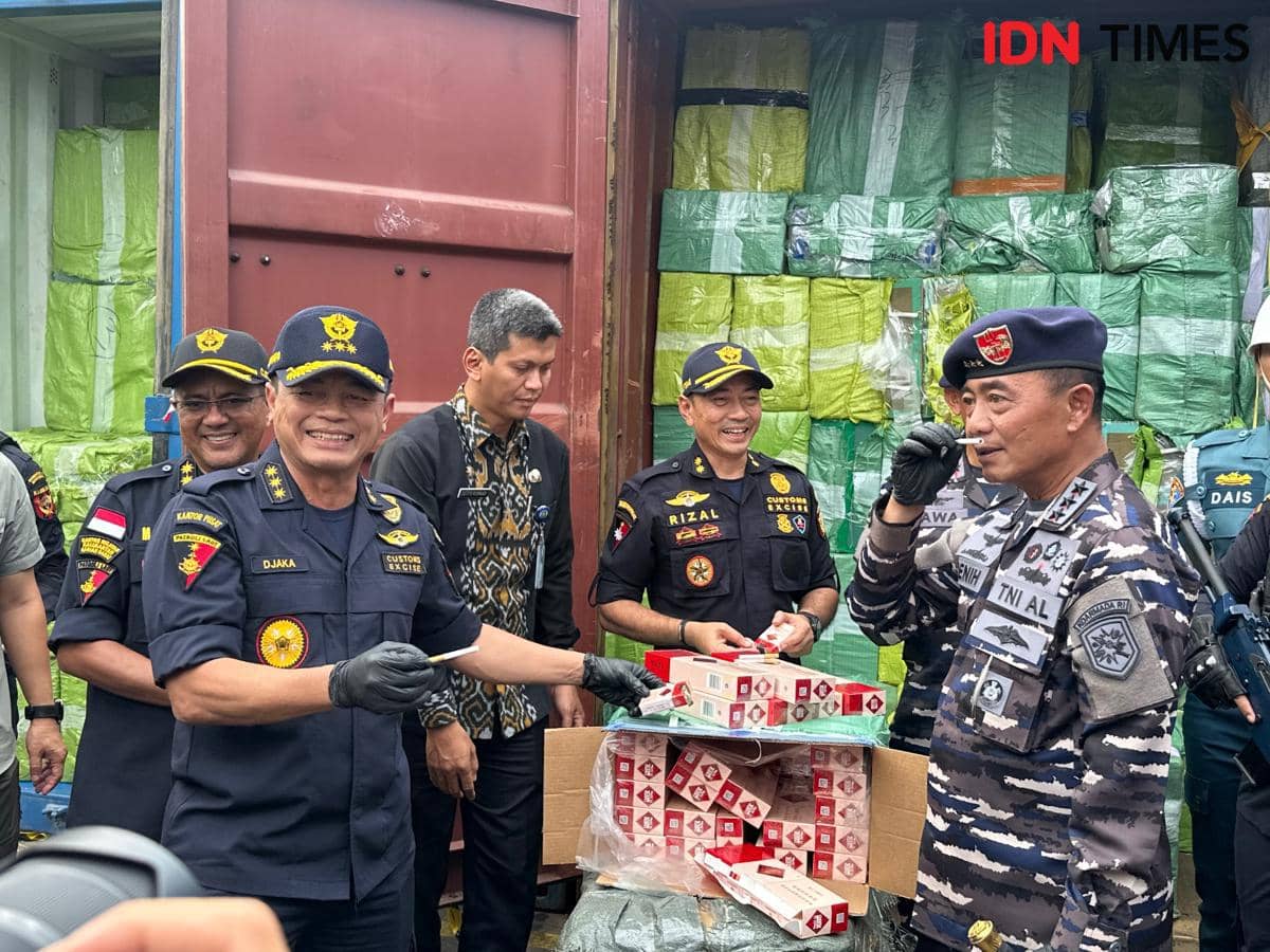 Bea Cukai Kalbagbar ungkap kasus 20,3 batang rokok ilegal.