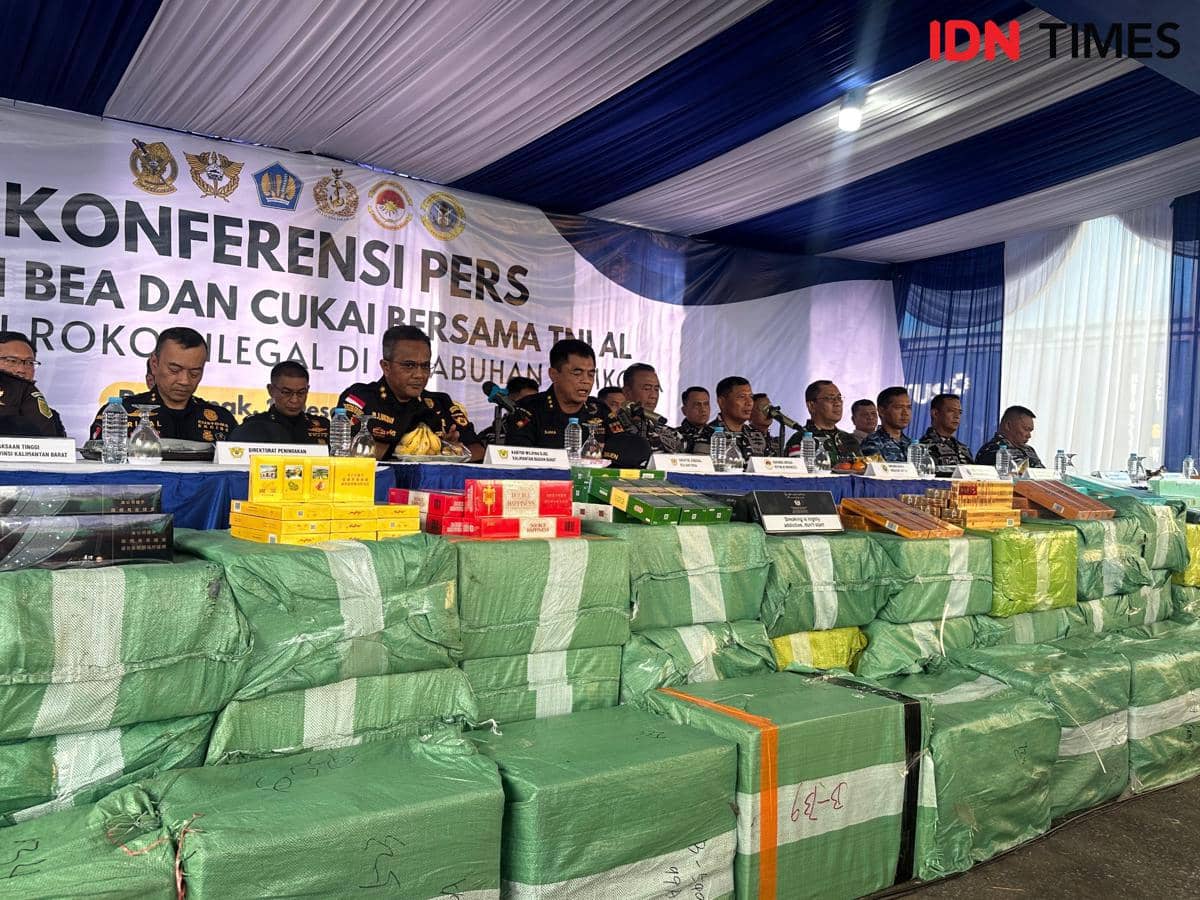Konferensi pers pengungkapan rokok ilegal di Kalbar.