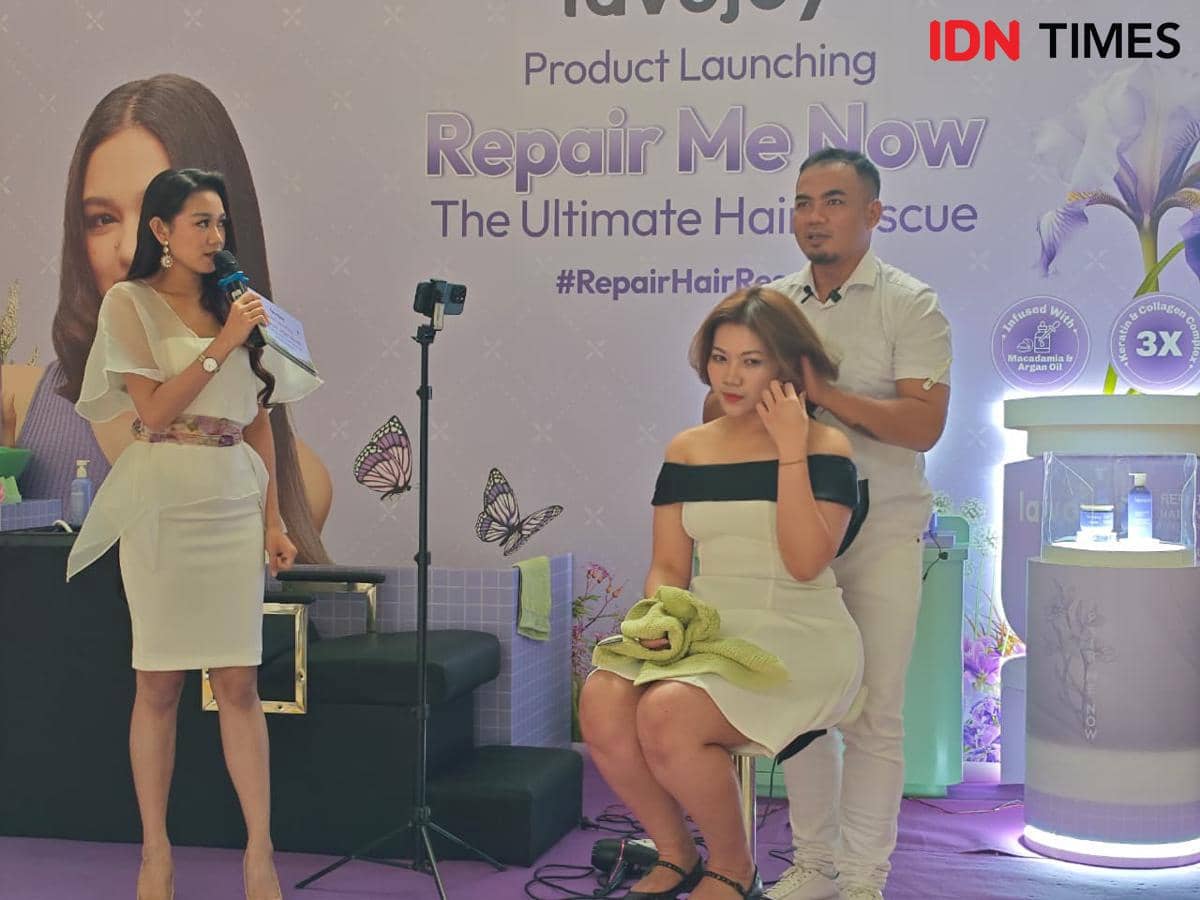 Hair Expert Adi Firmansyah dalam lavojoy Product Launching Repair Me Now: The Ultimate Hair Repair Rescue" pada Rabu (10/12/2025) di Habitate Jakarta, Jakarta Selatan. (IDN Times/Febriyanti Revitasari)
