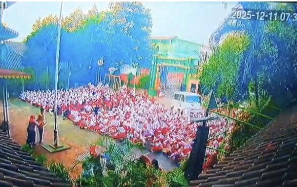 Rekaman CCTV detik-detik mobil MBG tabrak kerumunan siswa SDN 01 Kalibiru, Jakarta Utara (dok. Istimewa)