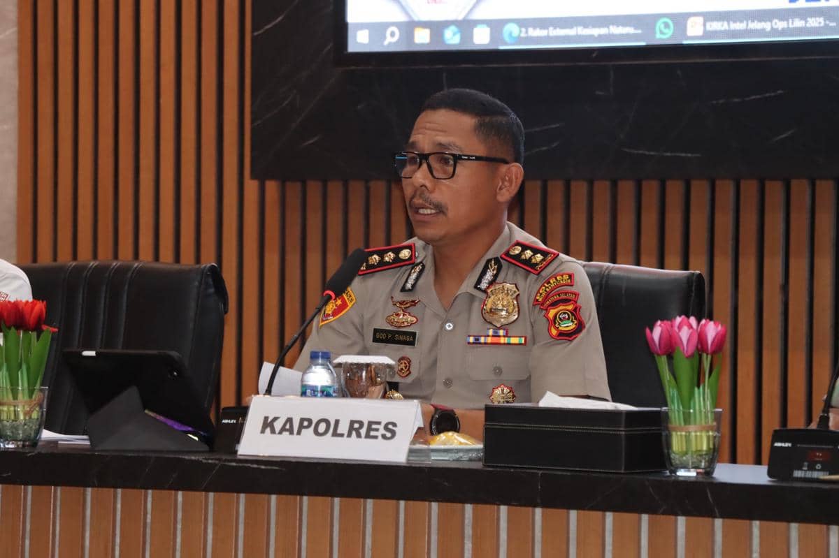 Kapolres Muba AKBP God Parlasro Sinaga saat memimpin rapat lintas sektoral persiapan pengamanan Natal dan Tahun Baru 2026 di Mapolres Muba.