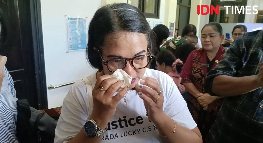 Sepriana Mirpey, ibu Prada Lucky menangis usai sidang tuntutan.