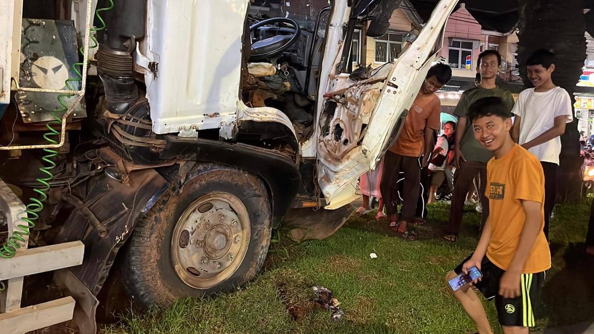 Truk tanah alami rem blong di Bekasi. (Istimewa)