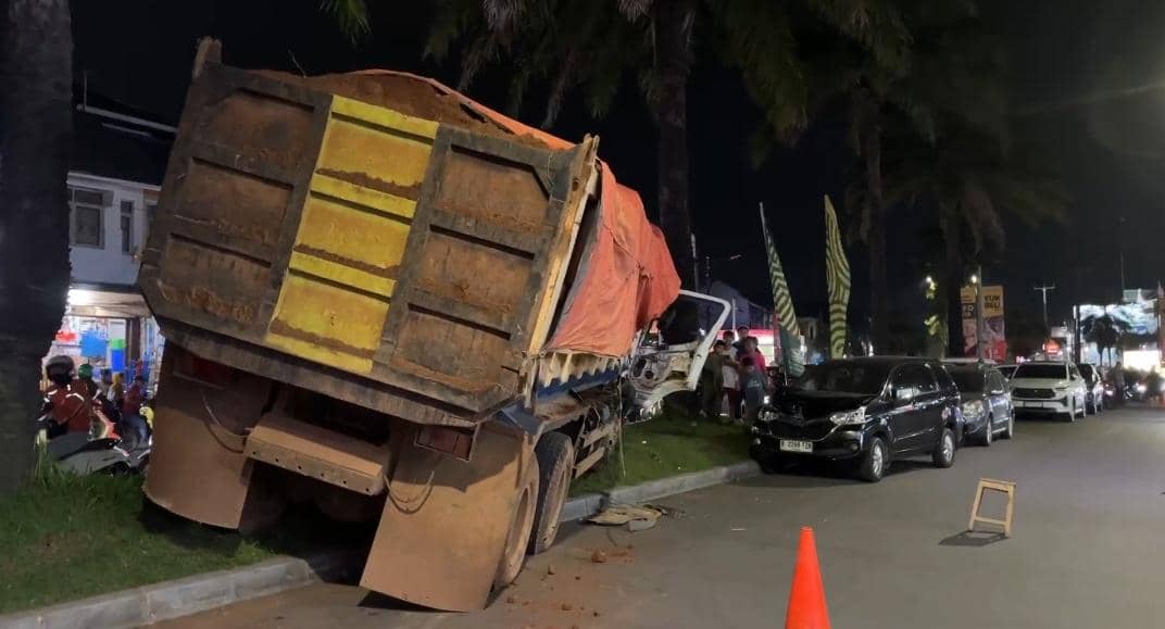 Truk tanah alami rem blong di Bekasi. (Istimewa)