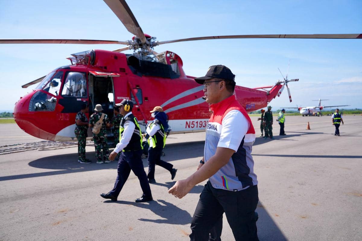 Direktur Utama Pertamina Simon Aloysius Mantiri mengawal pengiriman gas LPG di Bandar Udara Malikussaleh (dok.Pertamina)