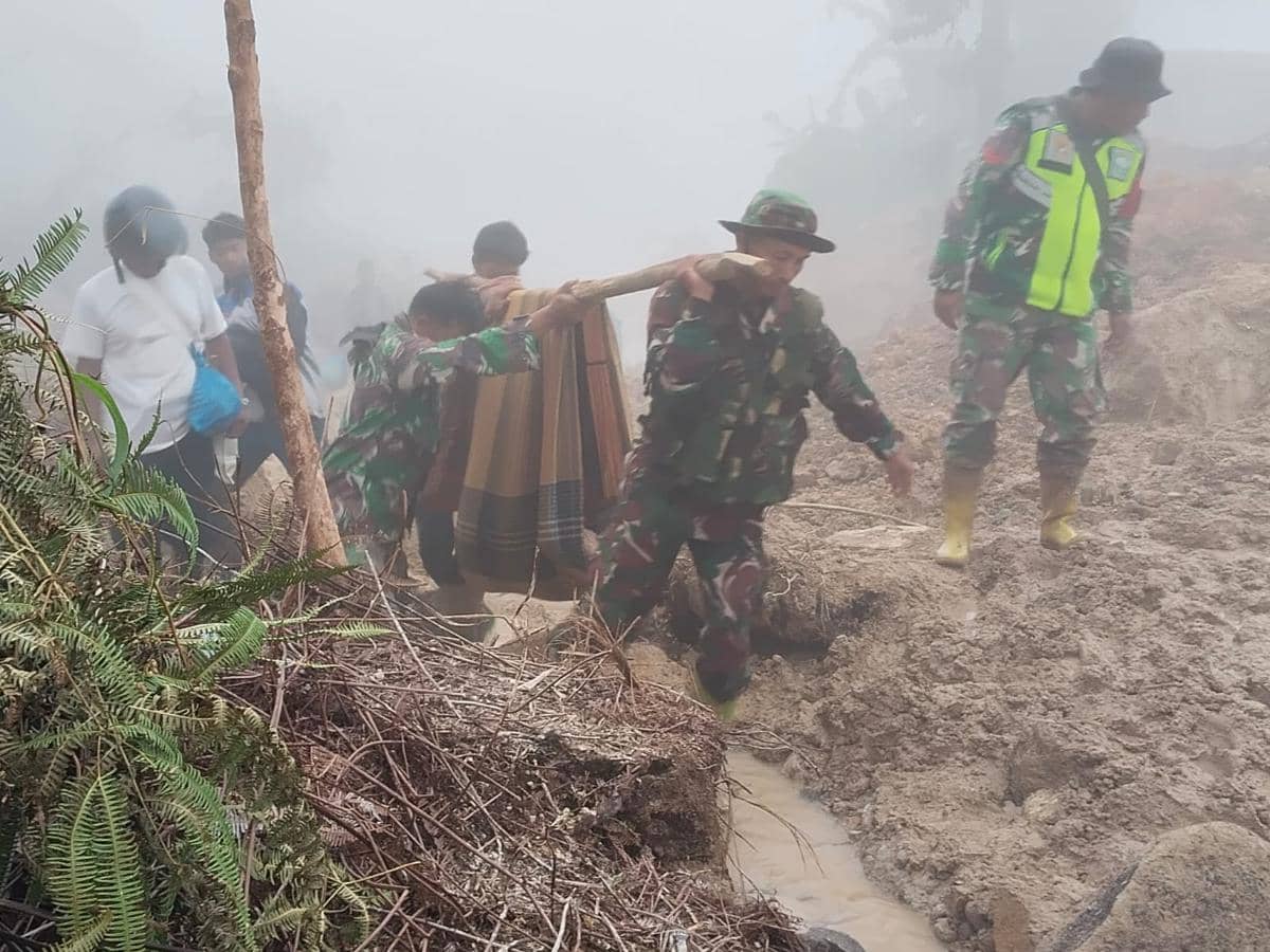 Momen TNI evakuasi lansia di Aceh
