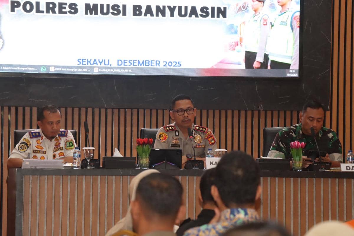 Kapolres Muba AKBP God Parlasro Sinaga saat memimpin rapat lintas sektoral persiapan pengamanan Natal dan Tahun Baru 2026 di Mapolres Muba.