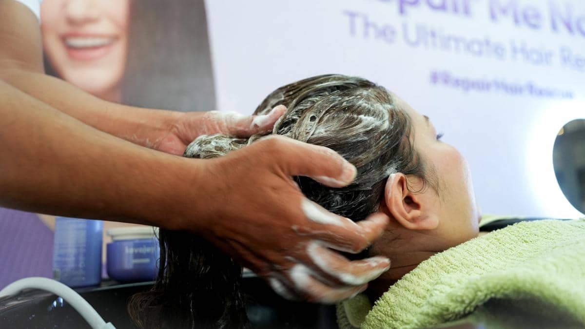 Firman tengah mencuci rambut peserta (dok. lavojoy)