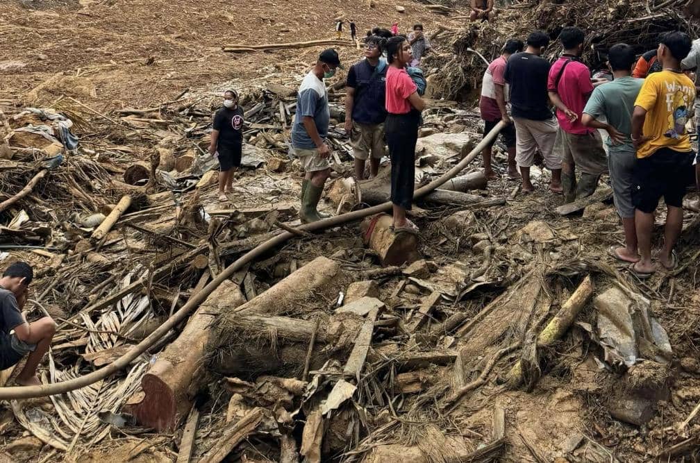 Warga mencari korban di Desa Bair yang rata dengan tanah tersapu banjir bandang pada 25 November 2025 (instagram/eloardoaruan)