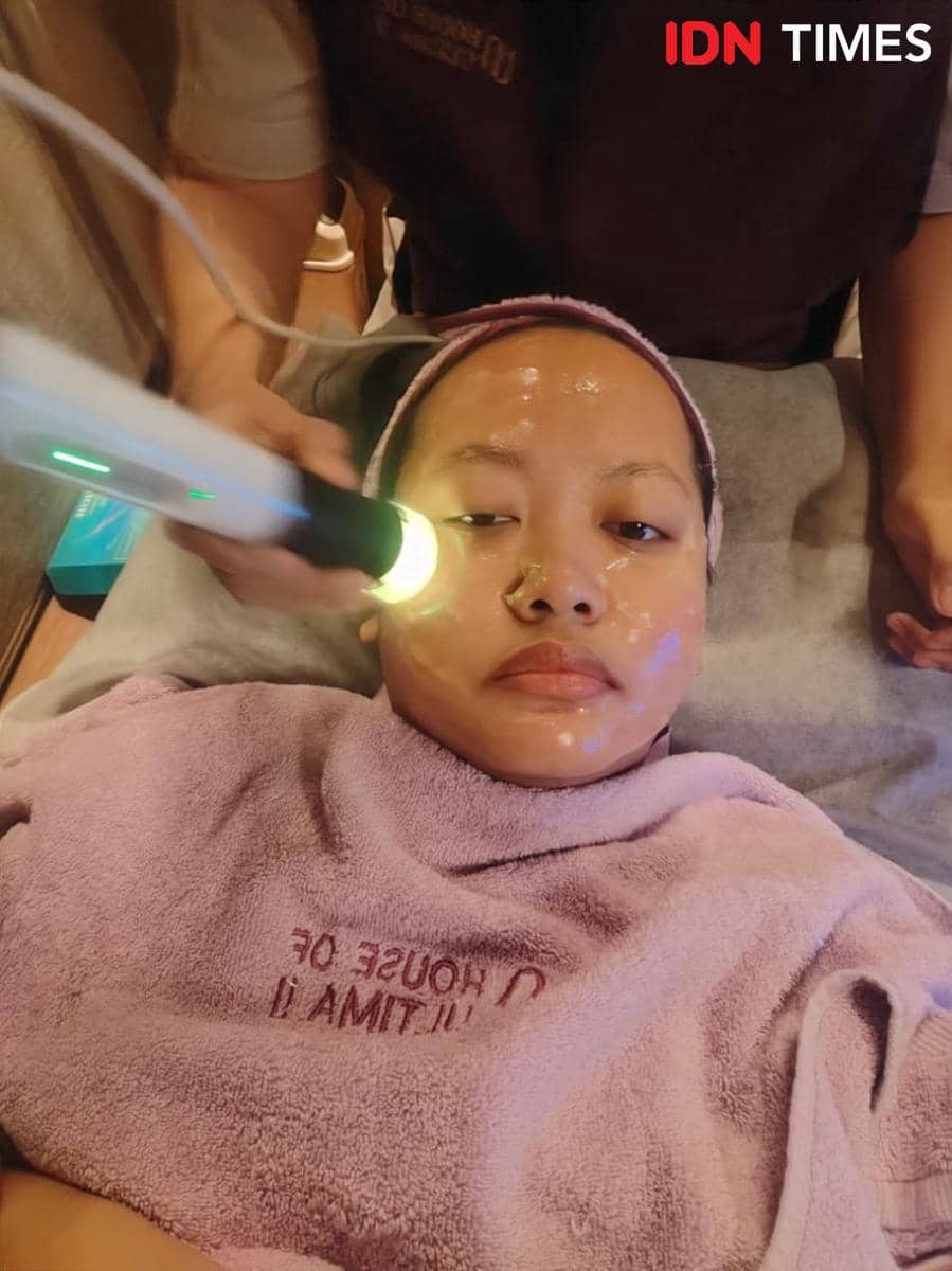 Tim IDN Times saat mencoba perawatan di tahap eksfoliasi (IDN Times/Febriyanti Revitasari)