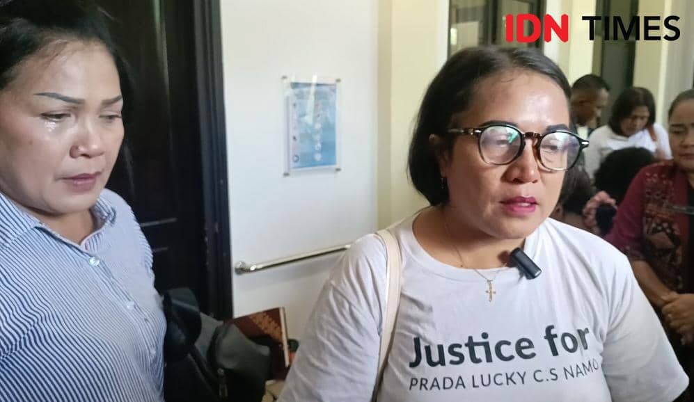 Sepriana Mirpey, ibu Prada Lucky menangis usai sidang tuntutan.