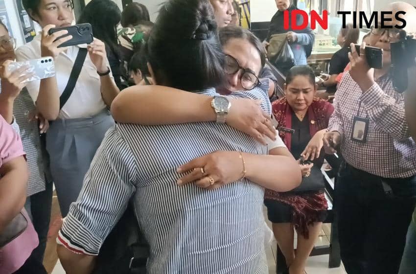 Sepriana Mirpey, ibu Prada Lucky menangis usai sidang tuntutan.