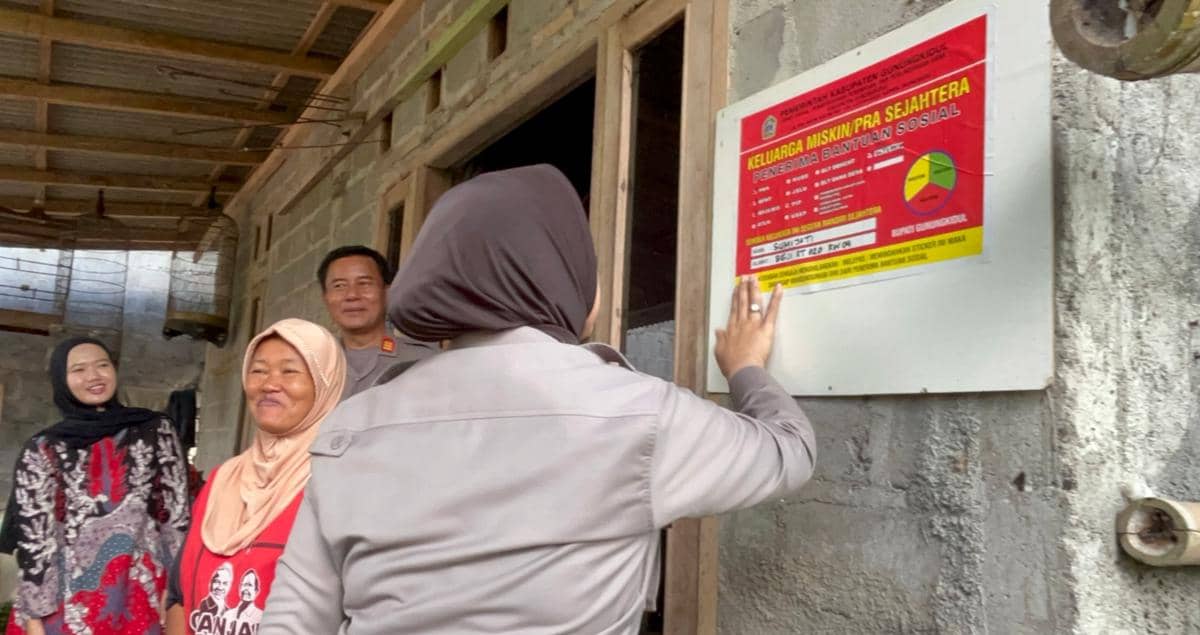 Pemasangan stiker keluarga miskin pada rumah penerima bansos