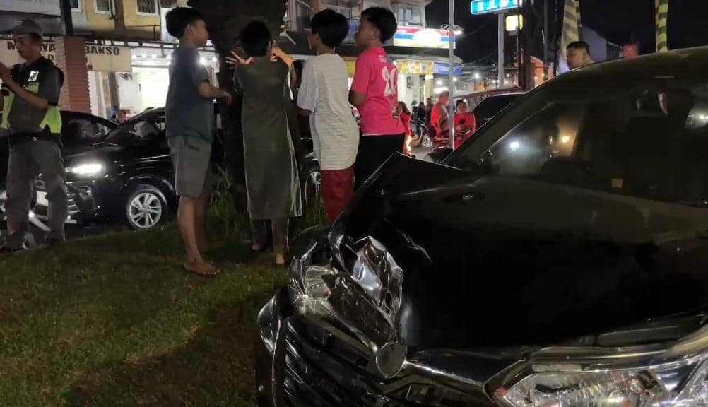 Truk tanah alami rem blong di Bekasi. (Istimewa)