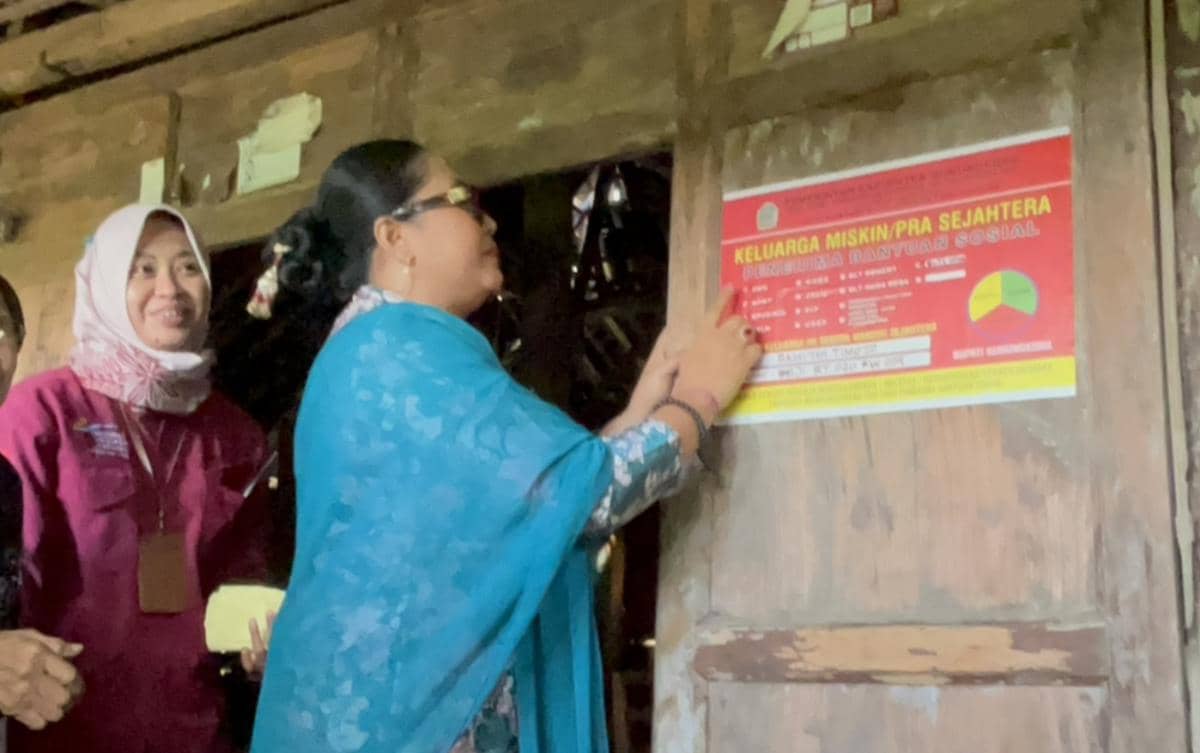 Pemasangan stiker keluarga miskin pada rumah penerima bansos
