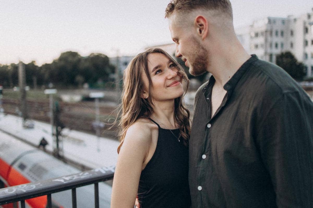 ilustrasi pasangan romantis