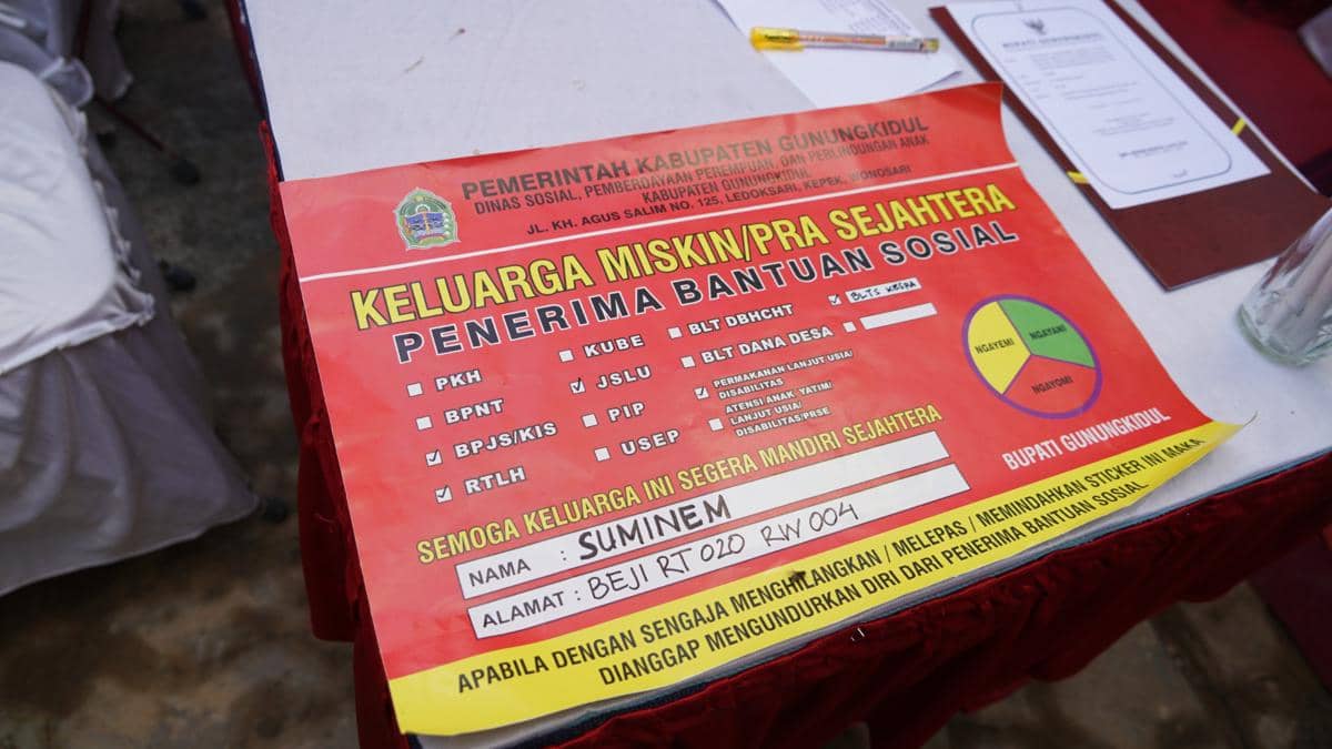 Pemasangan stiker keluarga miskin pada rumah penerima bansos