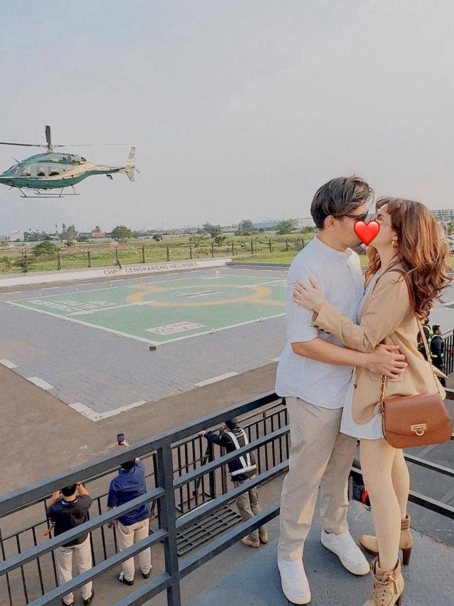 Alessia Cestaro dan suami naik helikopter.