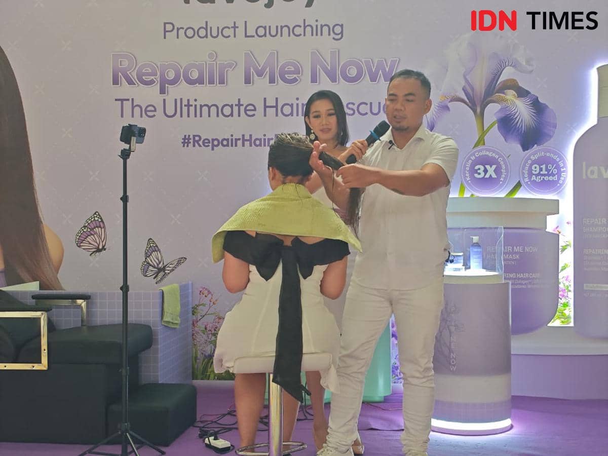 Hair Expert Adi Firmansyah dalam lavojoy Product Launching Repair Me Now: The Ultimate Hair Repair Rescue" pada Rabu (10/12/2025) di Habitate Jakarta, Jakarta Selatan. (IDN Times/Febriyanti Revitasari)