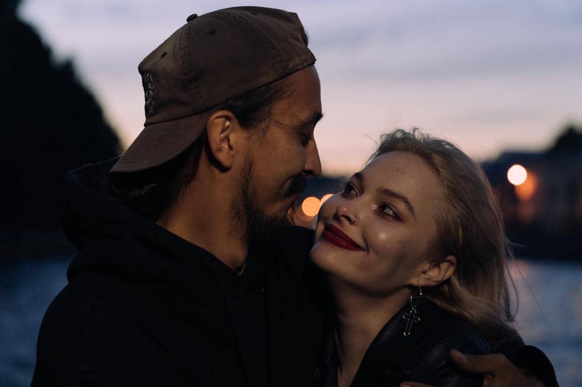 ilustrasi pasangan romantis