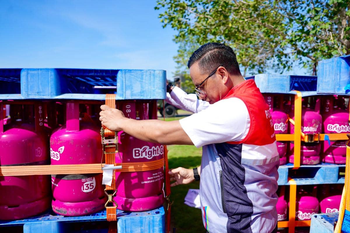 Direktur Utama Pertamina Simon Aloysius Mantiri mengawal pengiriman gas LPG di Bandar Udara Malikussaleh (dok.Pertamina)