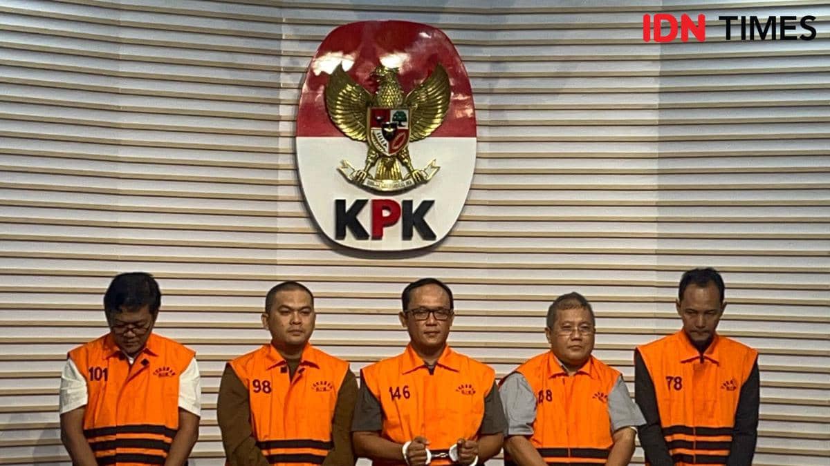 Bupati Lampung Tengah Ardito Wijaya dan empat tersangka kasus korupsi saat konferensi pers di Gedung KPK, Kamis (11/12/2025).