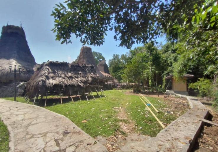 Potret rumah adat di Kampung Adat Waru Wora, Nusa Tenggara Timur