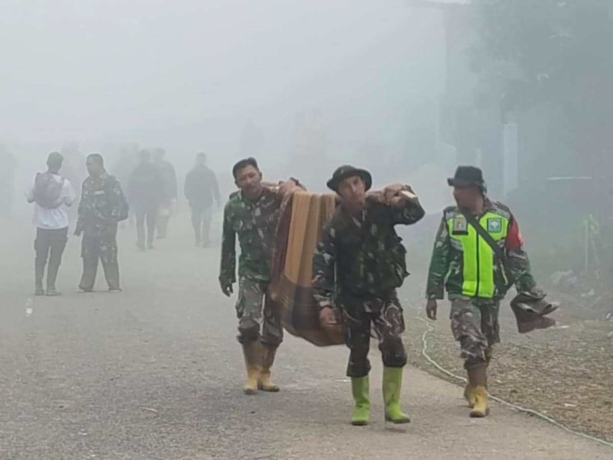TNI evakuasi korban di Aceh