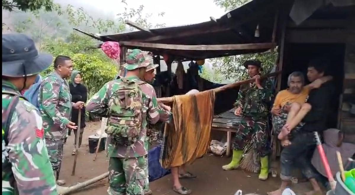Momen TNI evakuasi lansia di Aceh