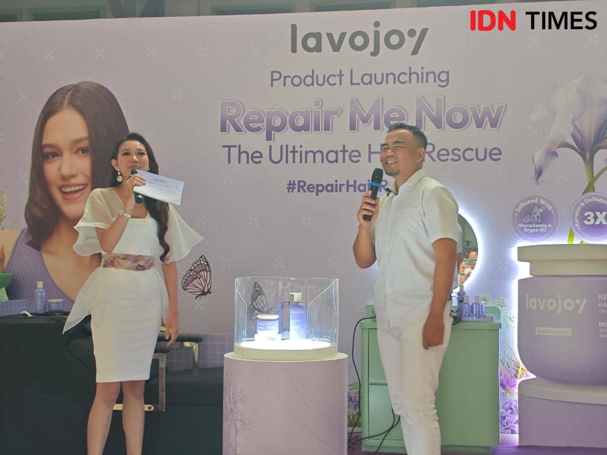 Hair Expert Adi Firmansyah (kanan) dalam lavojoy Product Launching Repair Me Now: The Ultimate Hair Repair Rescue" pada Rabu (10/12/2025) di Habitate Jakarta, Jakarta Selatan.