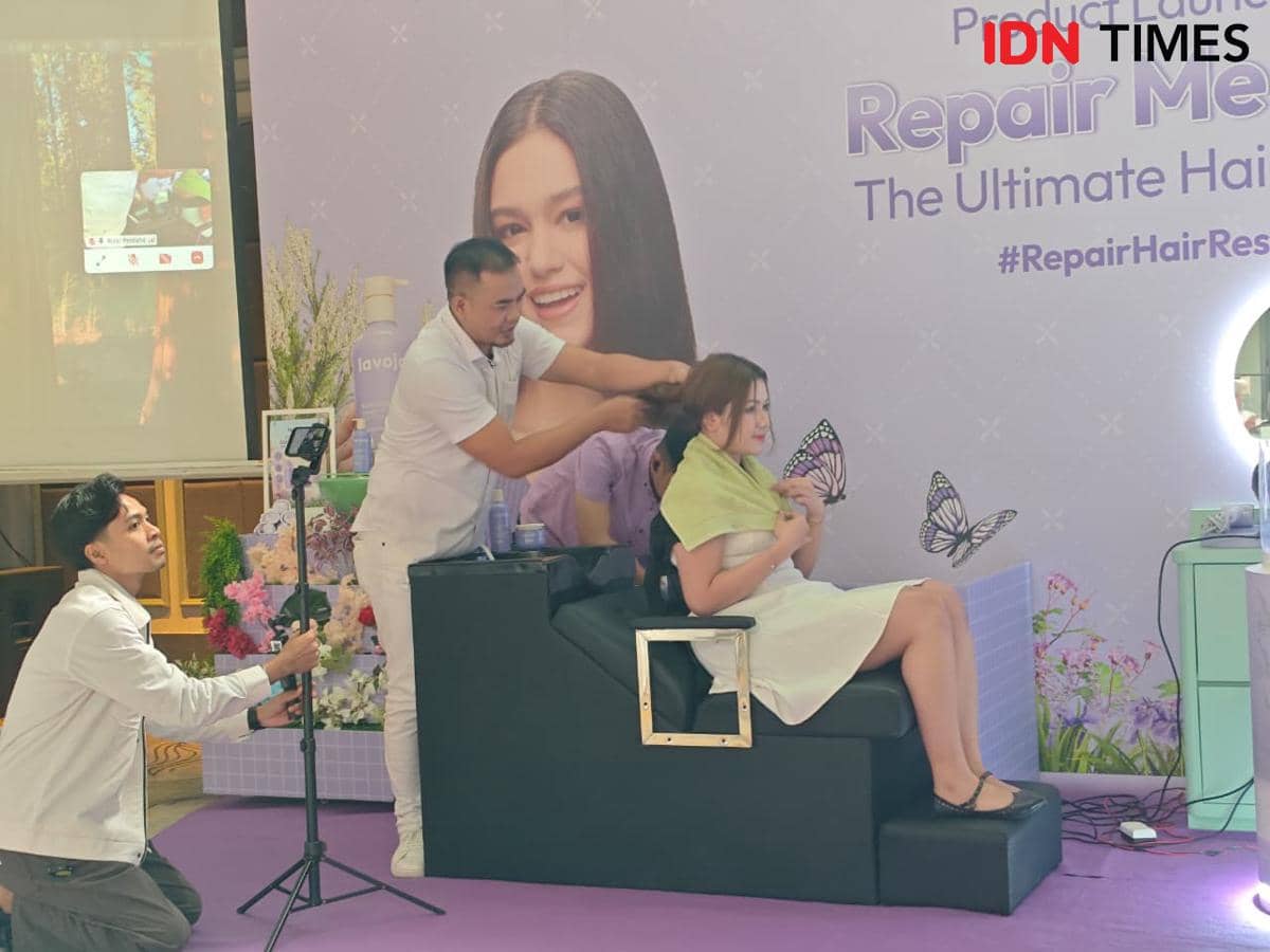 Hair Expert Adi Firmansyah dalam lavojoy Product Launching Repair Me Now: The Ultimate Hair Repair Rescue" pada Rabu (10/12/2025) di Habitate Jakarta, Jakarta Selatan. (IDN Times/Febriyanti Revitasari)