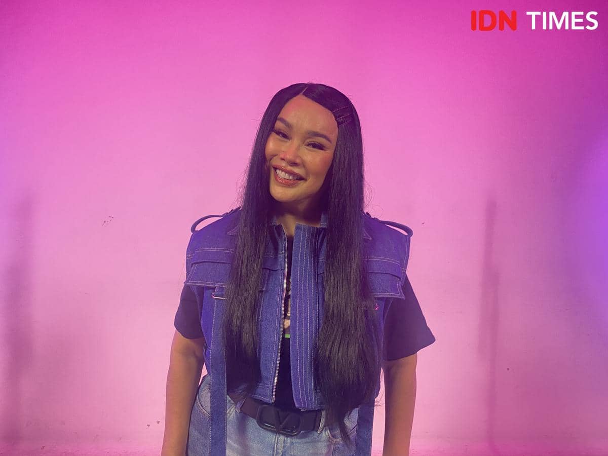 potret Titi DJ di kantor IDN, Jakarta, Senin (8/12/2025)