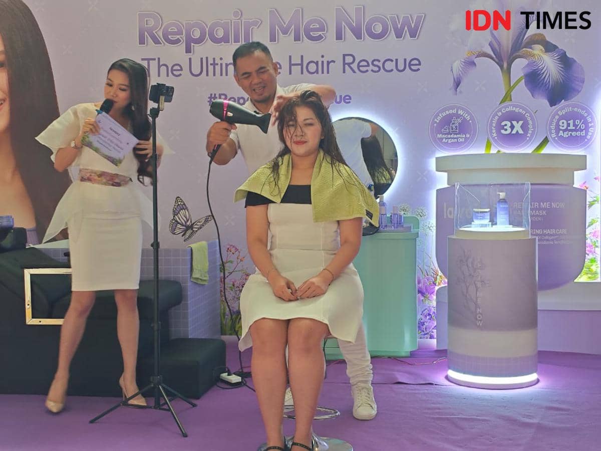 Hair Expert Adi Firmansyah dalam lavojoy Product Launching Repair Me Now: The Ultimate Hair Repair Rescue" pada Rabu (10/12/2025) di Habitate Jakarta, Jakarta Selatan. (IDN Times/Febriyanti Revitasari)