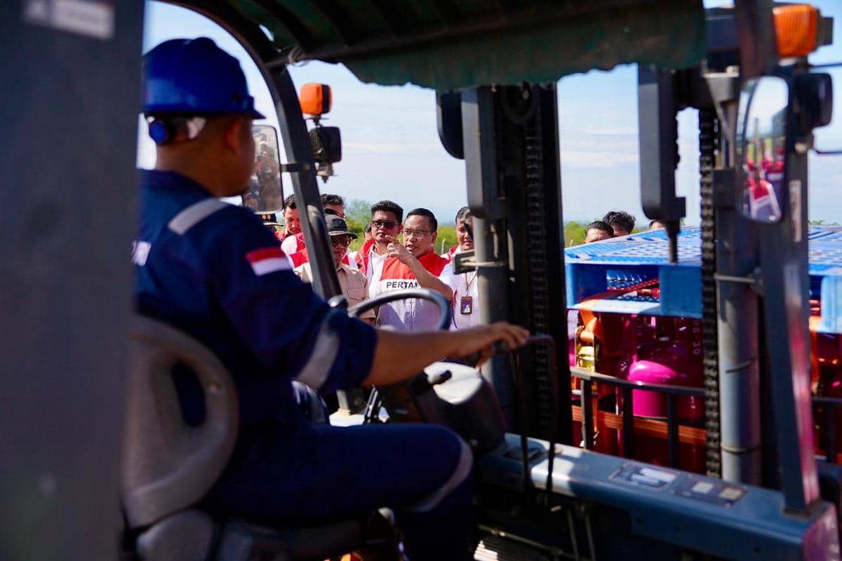 Direktur Utama Pertamina Simon Aloysius Mantiri mengawal pengiriman gas LPG di Bandar Udara Malikussaleh (dok.Pertamina)