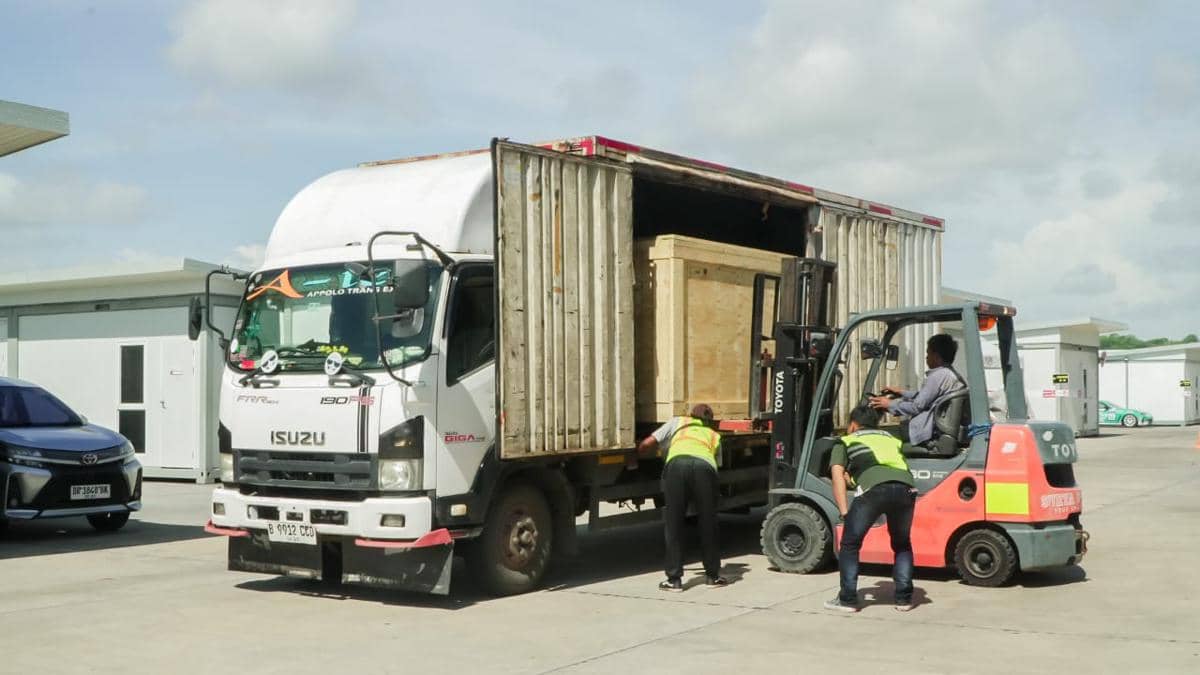 Kedatangan mobil balap Formula 4 di Sirkuit Mandalika.