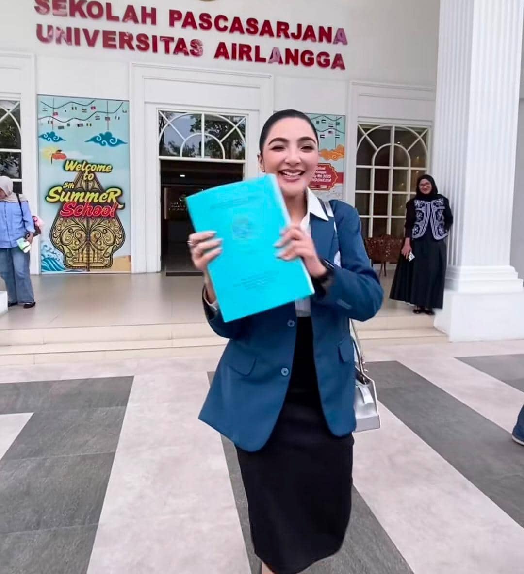 Ashanty Ujian Tertutup Disertasi di UNAIR