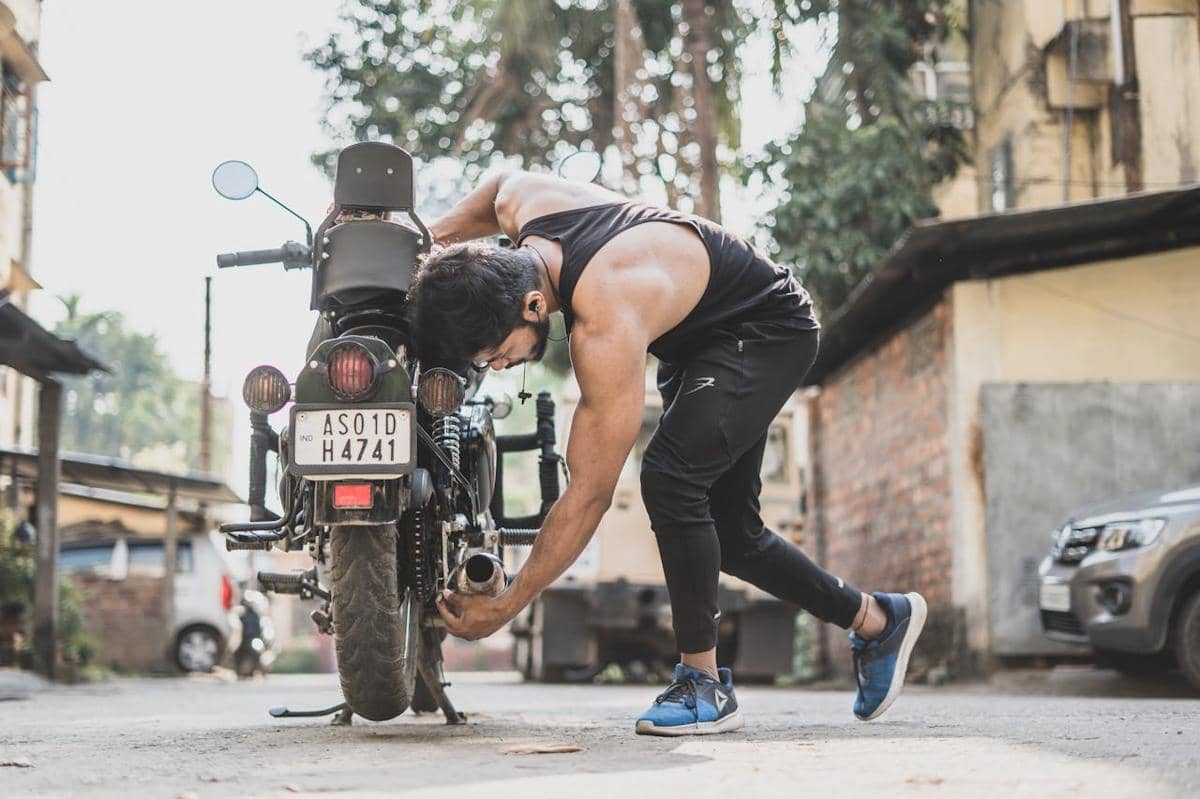 Memeriksa kondisi ban sepeda motor 