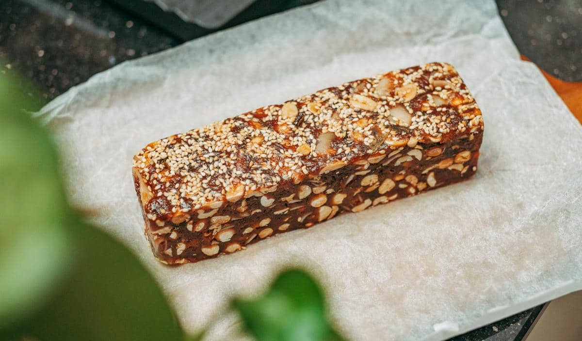 ilustrasi chewy chocolate granola bar