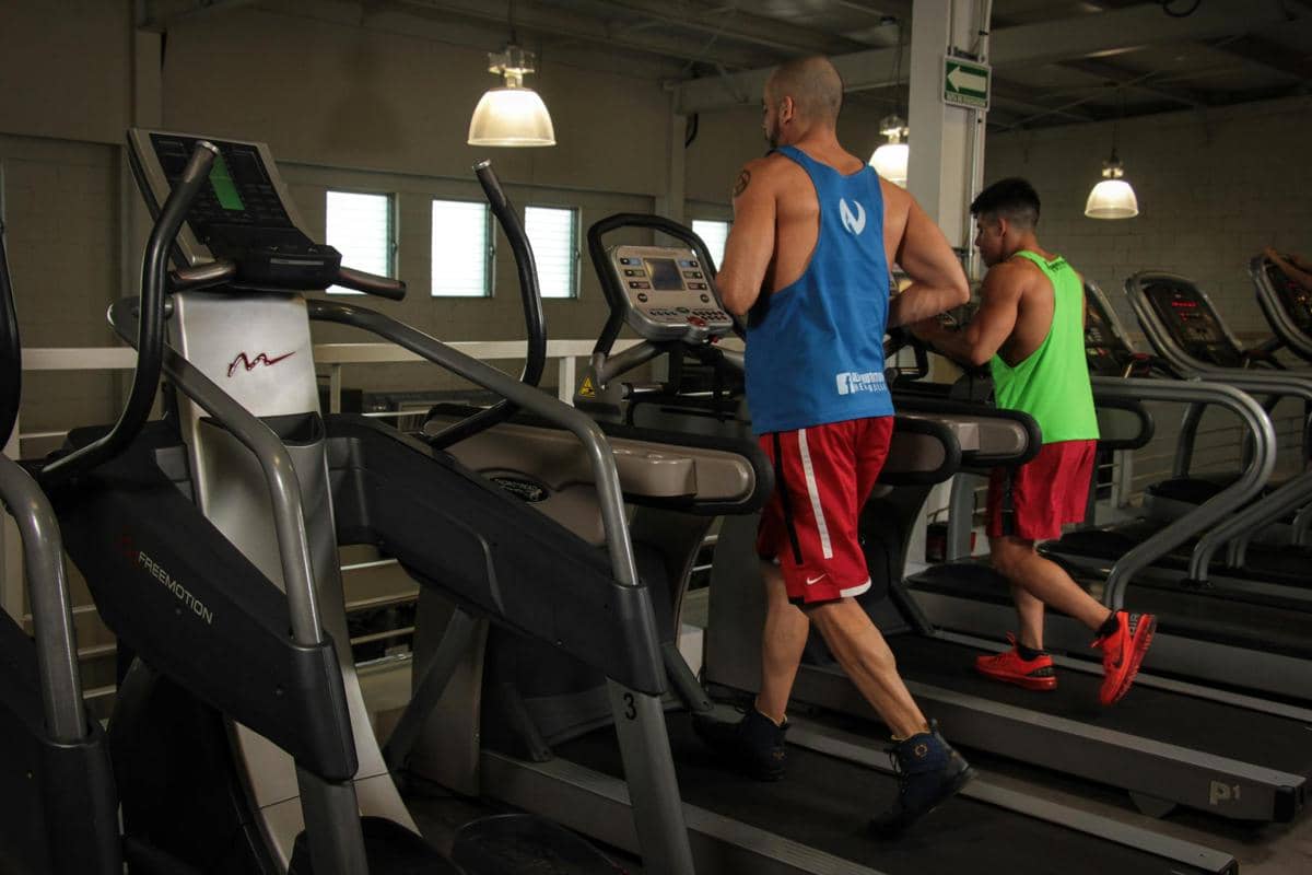 Berolahraga menggunakan treadmill