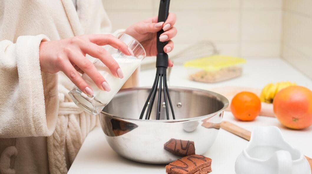 ilustrasi menuang susu