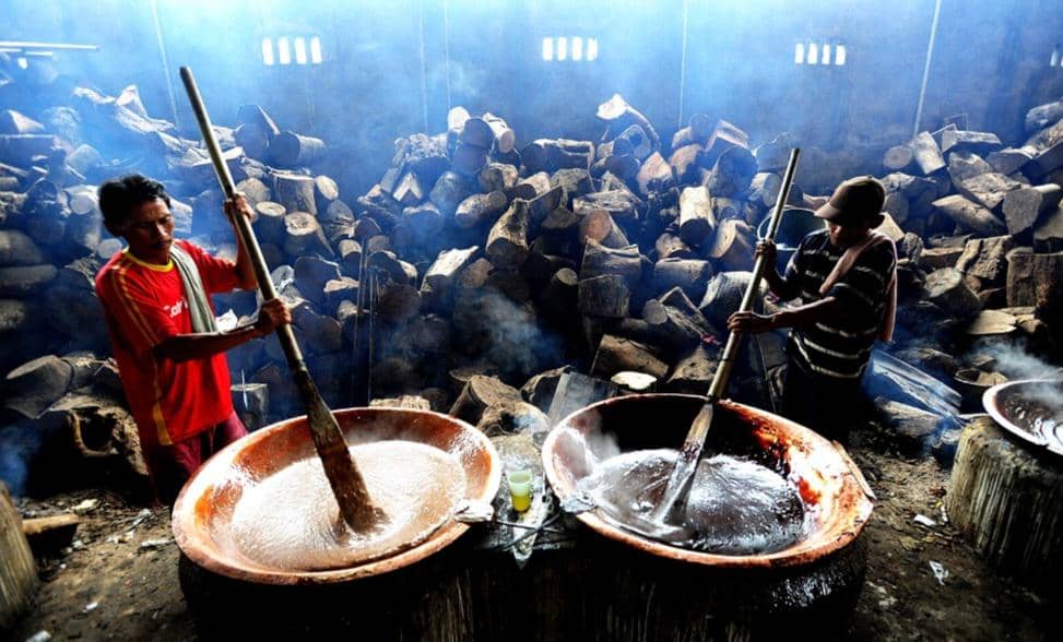 proses memasak dodol (commons.wikimedia.org/Arie Basuki)