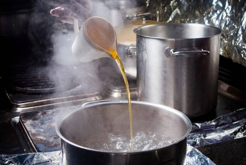 ilustrasi menuang air dingin