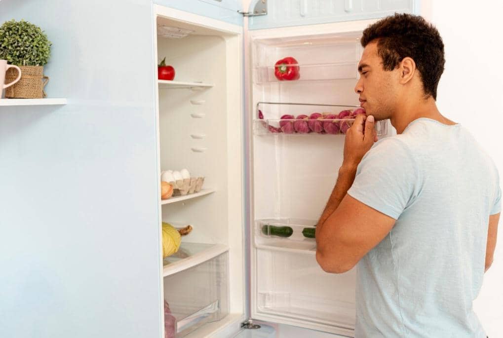 Ilustrasi pria membuka kulkas.