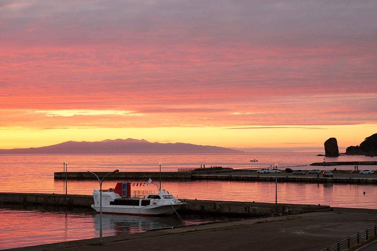 Senja di Teluk Aomori dilihat dari Asamushi Onsen di Aomori, Prefektur Aomori, Jepang. ( 663highland, CC BY-SA 3.0, via Wikimedia Commons)