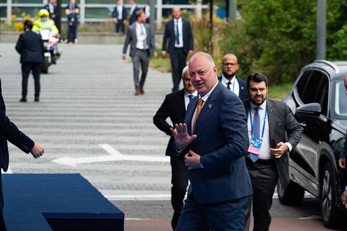 Rosen Zhelyazkov, Perdana Menteri Bulgaria, tiba di KTT NATO 2025 di Den Haag, didampingi oleh delegasi dan pengawal keamanannya. ( Floris de Bijl, CC BY-SA 4.0, via Wikimedia Commons)